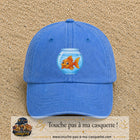 Casquette Bleu ciel délavé 100% coton avec motif Poisson rouge dans bocal 7 cm - image principale