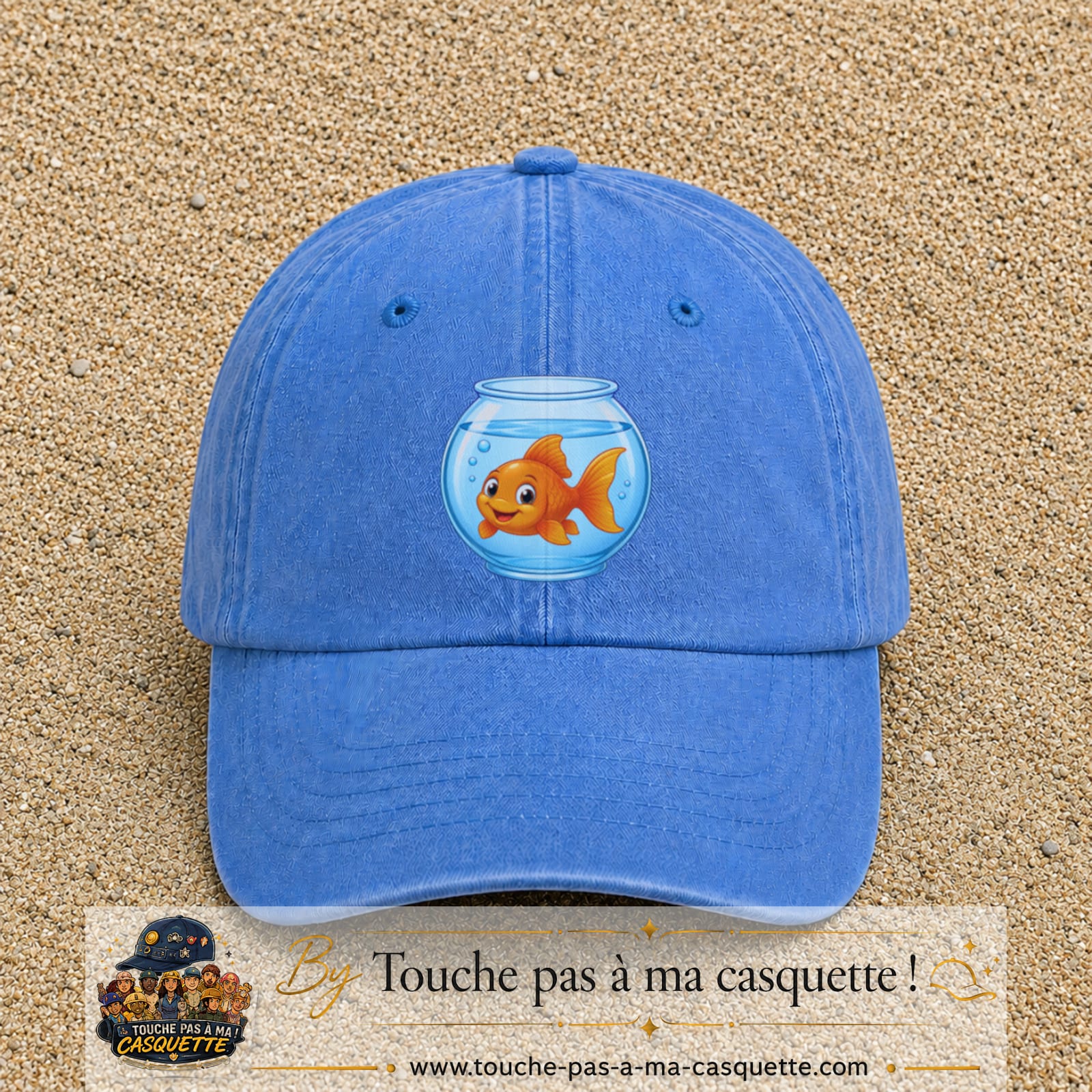 Casquette Bleu ciel délavé 100% coton avec motif Poisson rouge dans bocal 7 cm - image principale