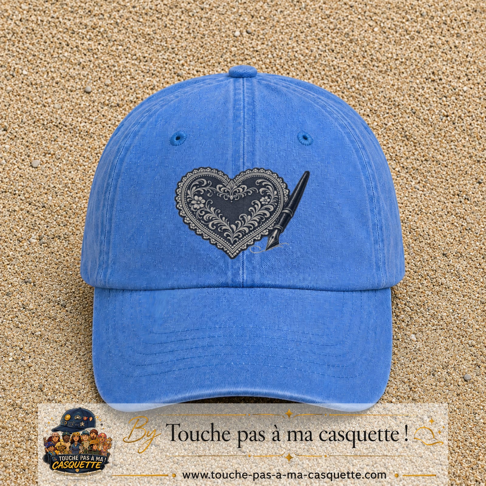 Casquette Bleu ciel délavé motif Cœur calligraphie 7 cm - vue principale