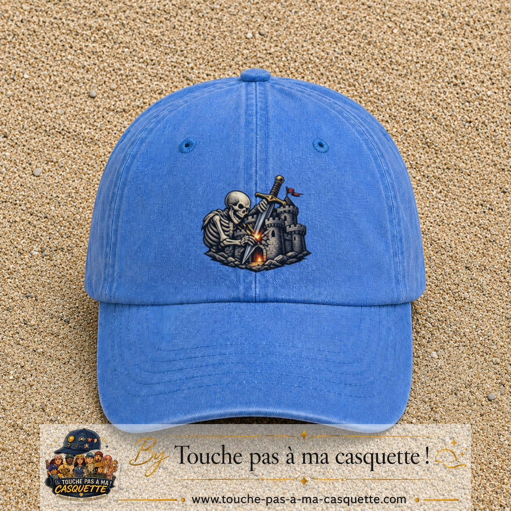 Casquette Bleu ciel délavé 100% coton avec motif Squelette chevalier château 7 cm - image principale