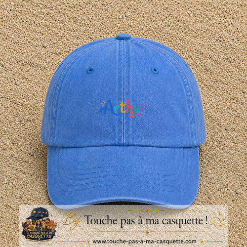 Casquette baseball Bleu ciel délavé 100% coton avec visuel Prénom Arthur coloré 3 cm - image produit principale