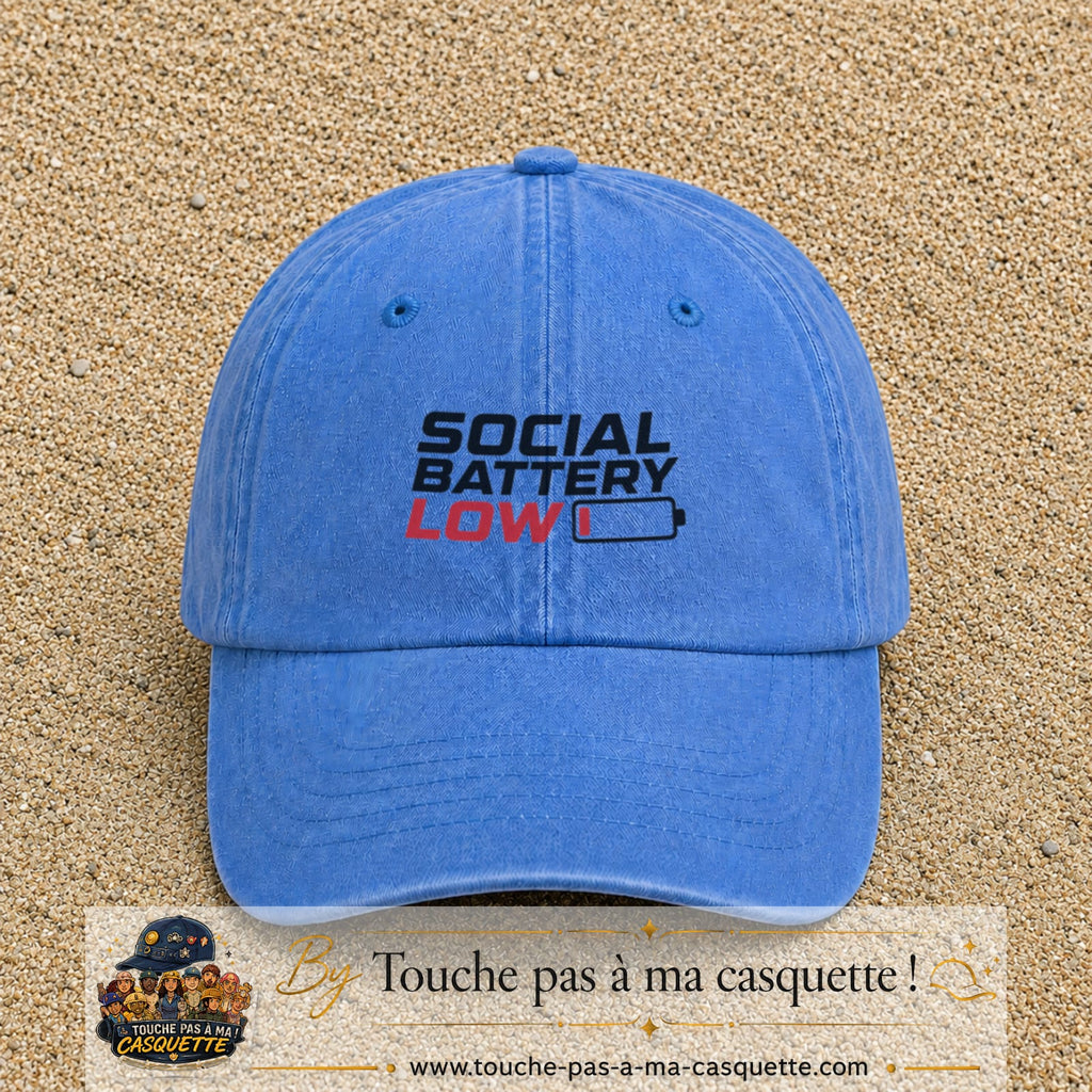 Casquette Bleu ciel délavé 100% coton avec motif Social Battery Low 5 cm - image principale