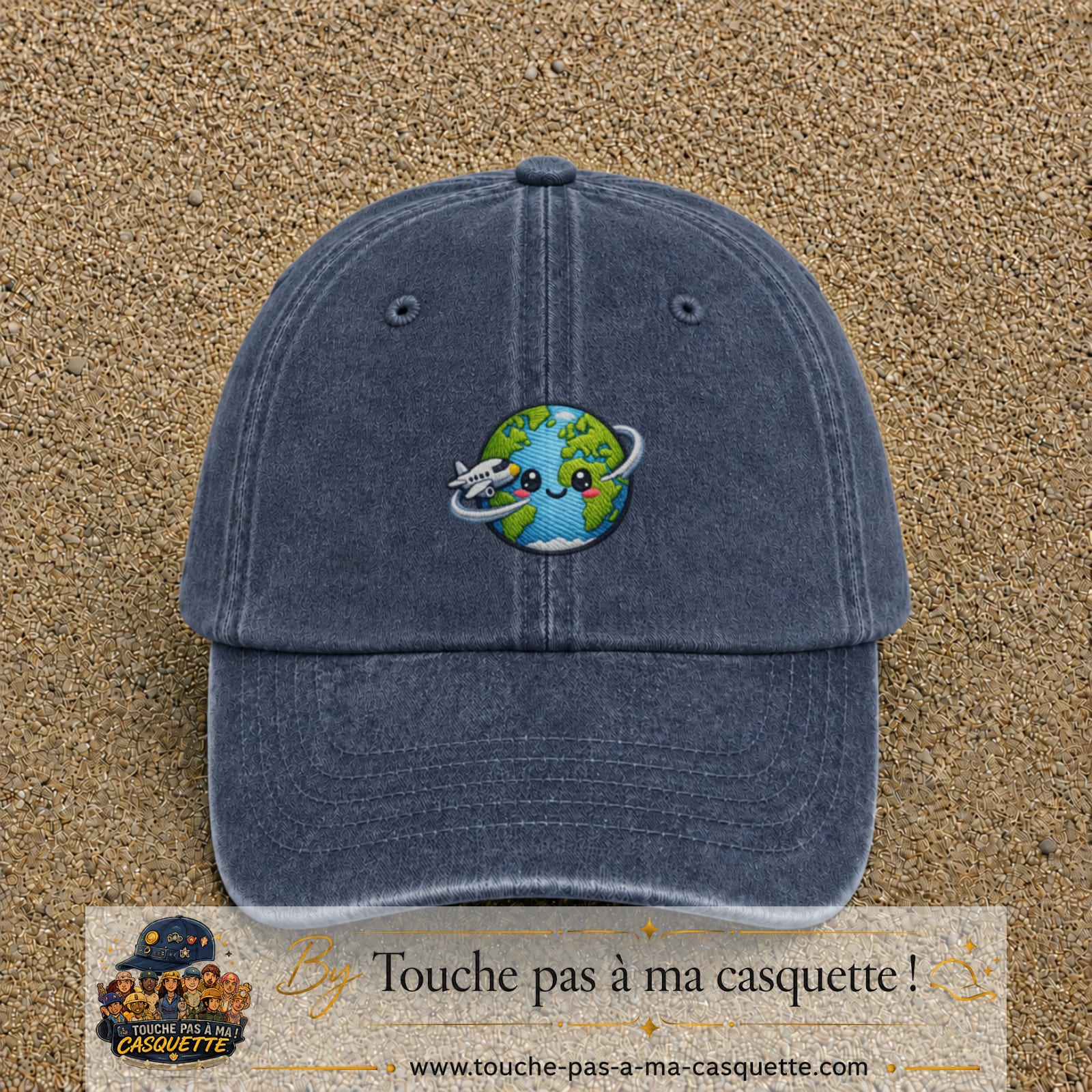 Image principale produit115moyenBM - casquette Bleu marine délavé avec visuel Monde kawaii avion 5 cm