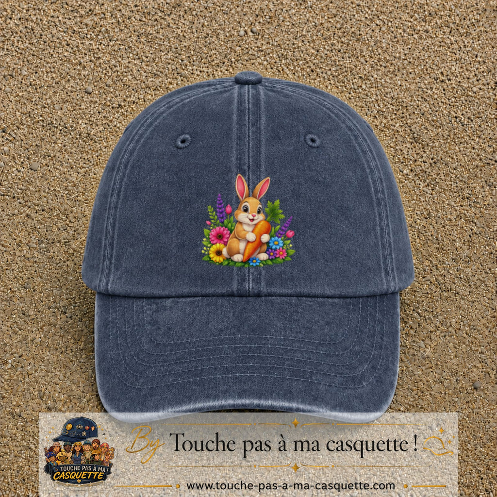 Casquette Bleu marine délavé avec motif Lapin avec carotte et fleurs en 7 cm – vue principale