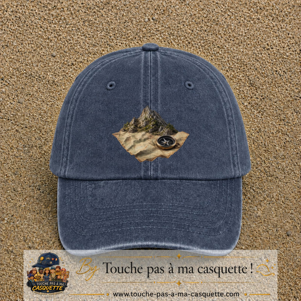 Casquette Bleu marine délavé avec motif Montagne sur carte avec boussole en 7 cm – vue principale