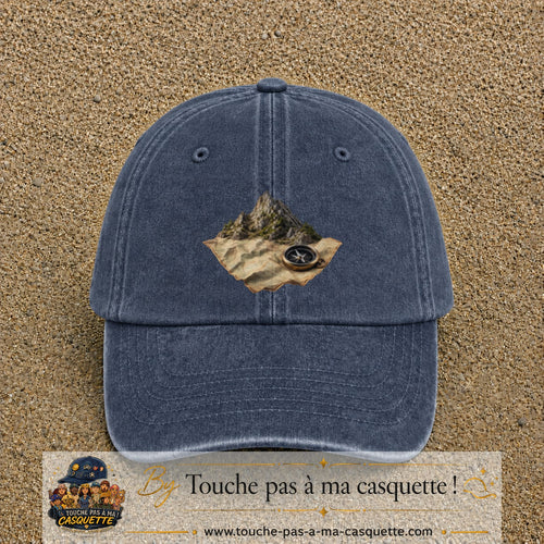 Casquette Bleu marine délavé avec motif Montagne sur carte avec boussole en 7 cm – vue principale