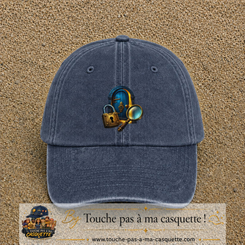 Casquette Bleu marine délavé avec motif Porte mystérieuse avec cadenas en 7 cm – vue principale