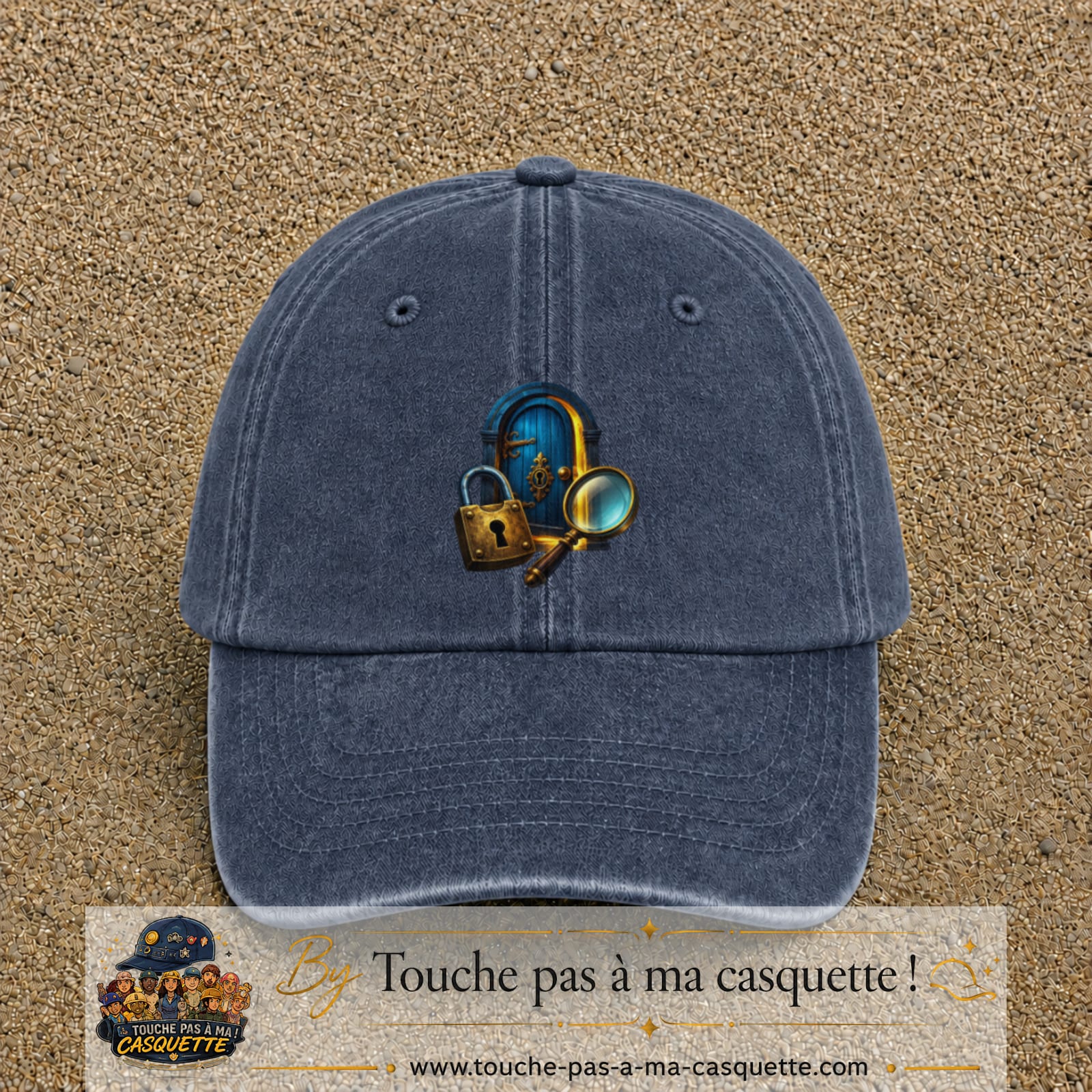 Casquette Bleu marine délavé avec motif Porte mystérieuse avec cadenas en 7 cm – vue principale