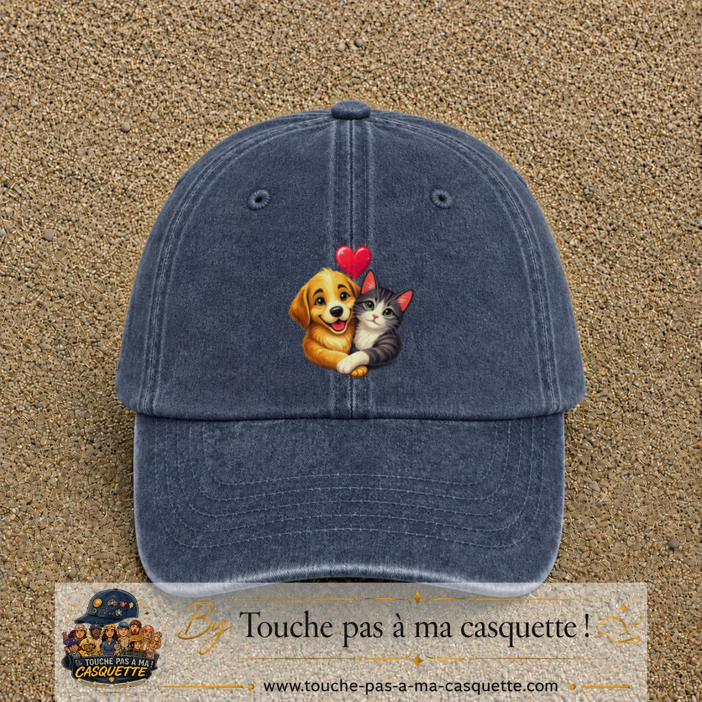 Casquette Bleu marine délavé avec motif Chien et chat complices en 7 cm – vue principale