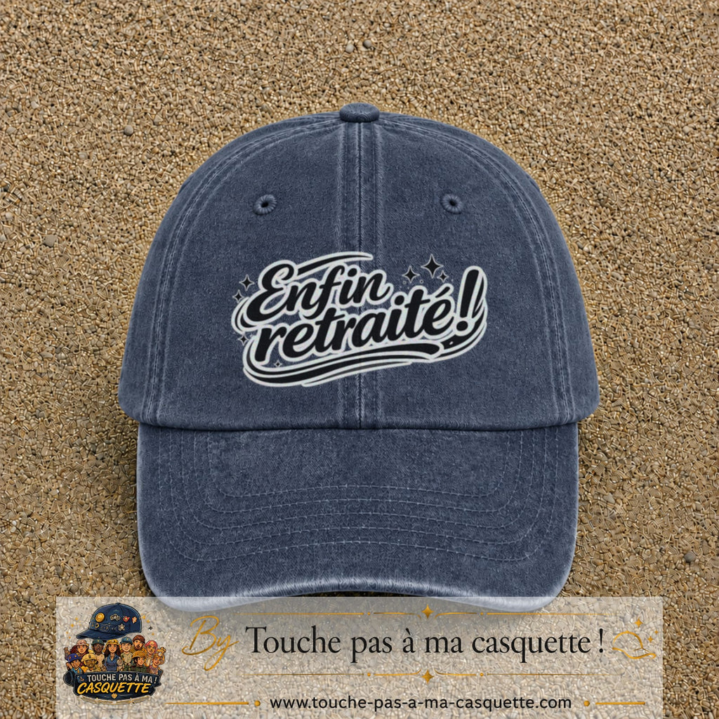 Casquette Bleu marine délavé avec motif Enfin retraité en 7 cm – vue principale