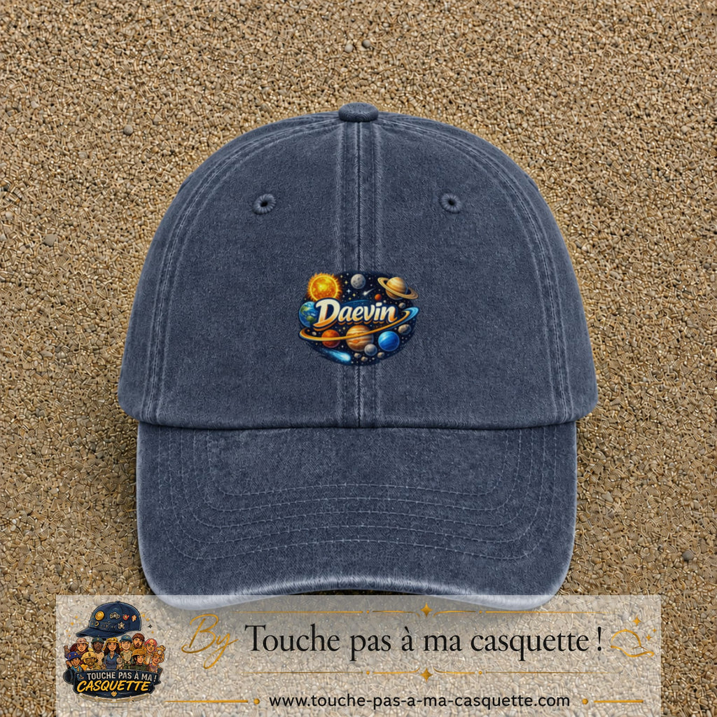 Casquette Bleu marine délavé avec motif Prénom Daevin dans le système solaire en 5 cm – vue principale
