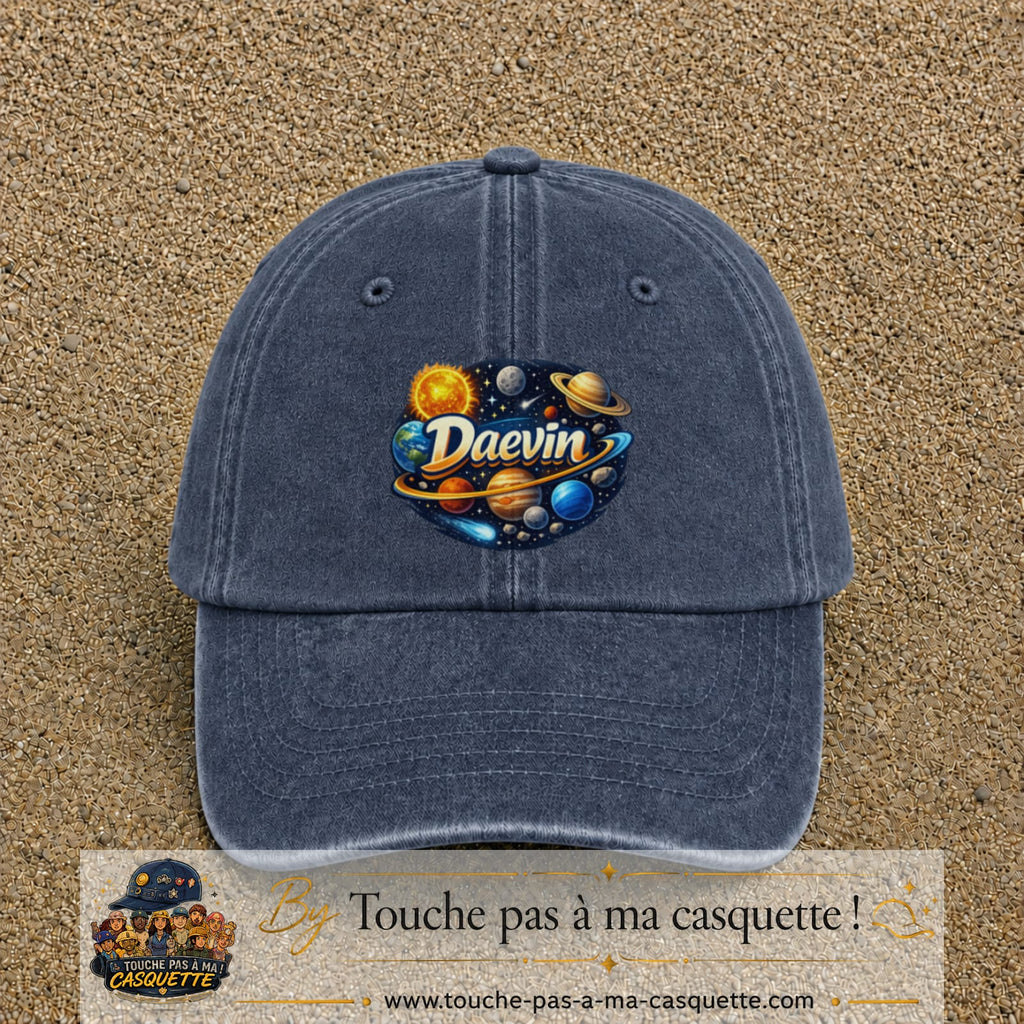 Casquette Bleu marine délavé avec motif Prénom Daevin dans le système solaire en 7 cm – vue principale