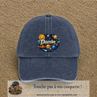 Casquette Bleu marine délavé avec motif Prénom Daevin dans le système solaire en 7 cm – vue principale