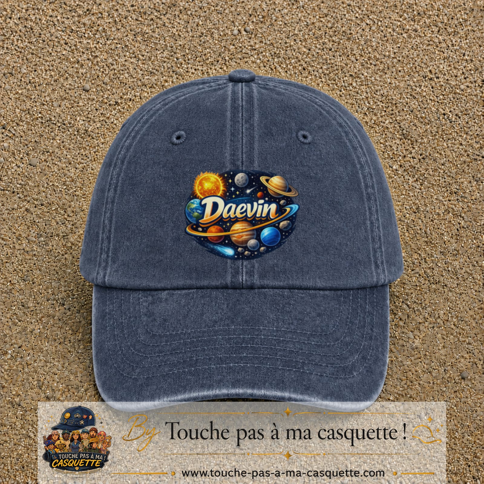 Casquette Bleu marine délavé avec motif Prénom Daevin dans le système solaire en 7 cm – vue principale