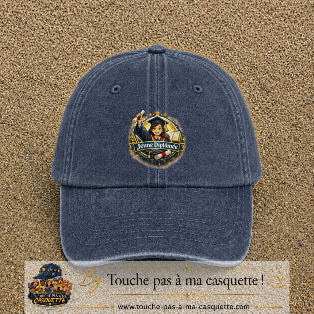 Casquette Bleu marine délavé avec motif Jeune Diplômée en 7 cm – vue principale