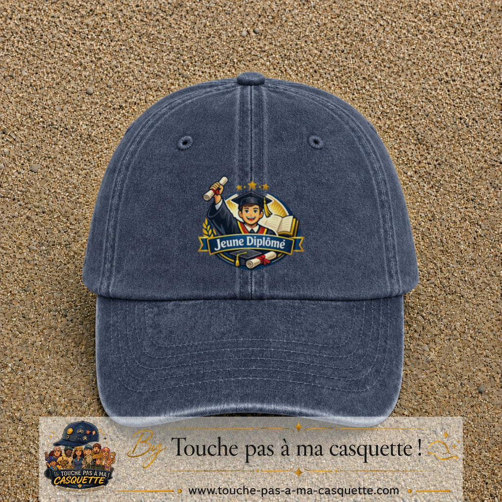 Casquette Bleu marine délavé avec motif Jeune Diplômé en 7 cm – vue principale