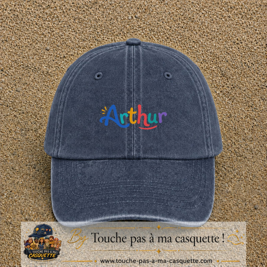 Casquette baseball Bleu marine délavé 100% coton avec visuel Prénom Arthur coloré 5 cm - image produit principale
