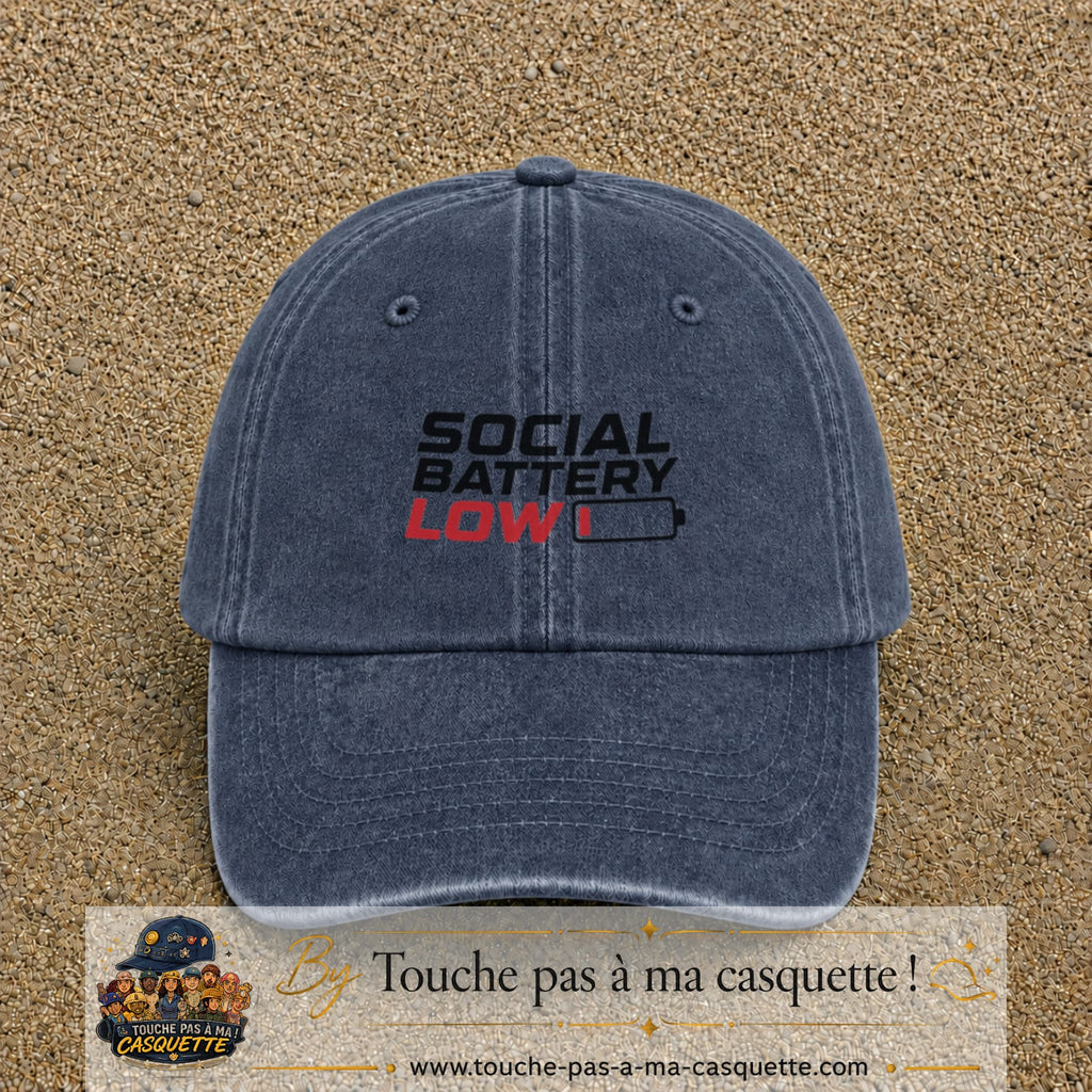 Casquette Bleu marine délavé 100% coton avec motif Social Battery Low 5 cm - image principale