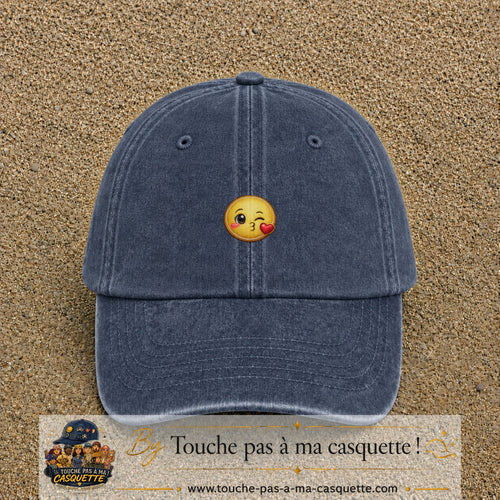Casquette baseball Bleu marine délavé 100% coton avec visuel Emoji bisou cœur 3 cm - image produit principale