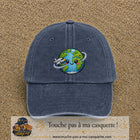 Casquette Bleu marine délavé motif Globe voyageur avec avion 7 cm - vue principale
