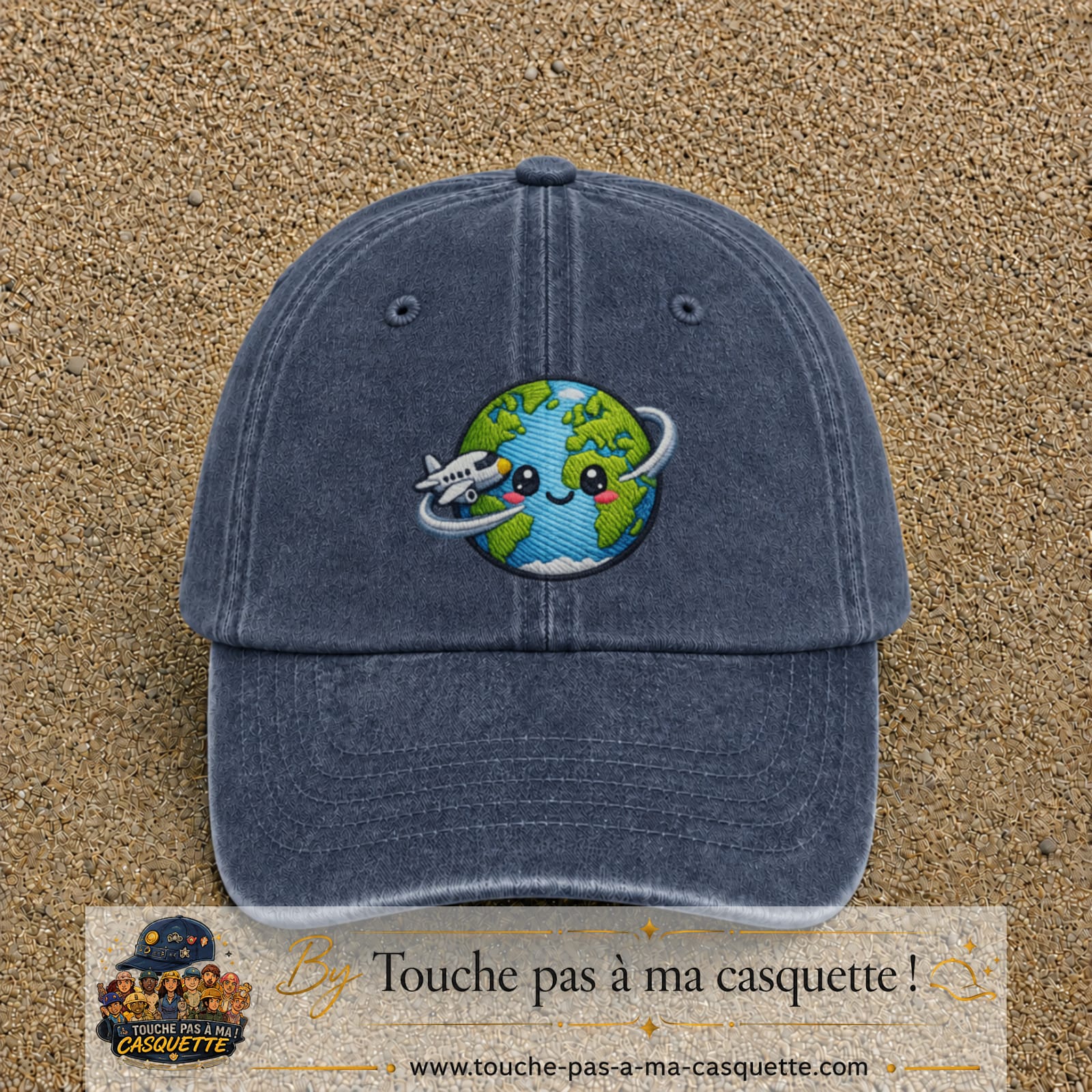 Casquette Bleu marine délavé motif Globe voyageur avec avion 7 cm - vue principale