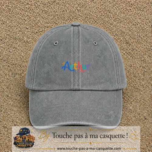 Casquette baseball Gris délavé 100% coton avec visuel Prénom Arthur coloré 3 cm - image produit principale