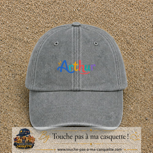 Casquette baseball Gris délavé 100% coton avec visuel Prénom Arthur coloré 5 cm - image produit principale