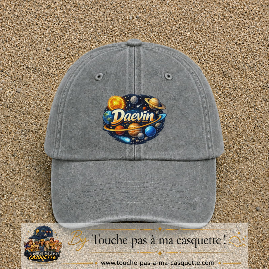 Casquette Gris délavé avec motif Prénom Daevin dans le système solaire en 7 cm – vue principale