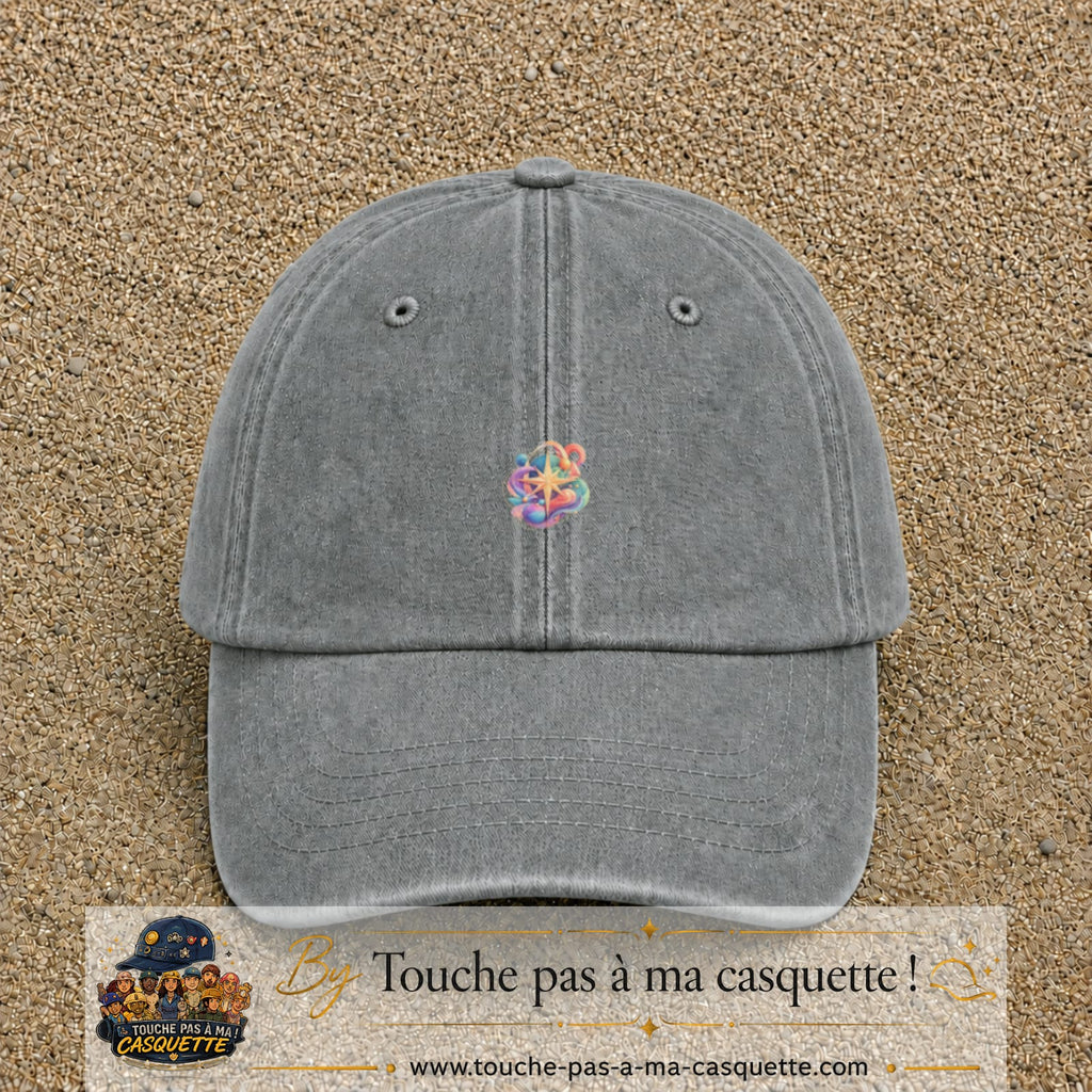 Image principale casquette Gris délavé avec motif Boussole cosmique 3 cm