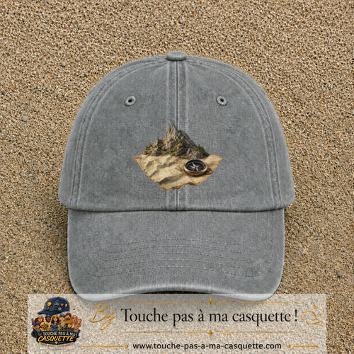 Casquette Gris délavé avec motif Montagne sur carte avec boussole en 7 cm – vue principale