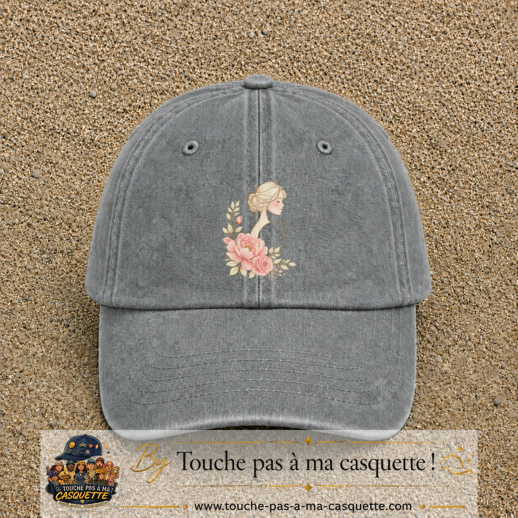 Casquette Gris délavé avec motif Portrait féminin aux pivoines en 7 cm – vue principale