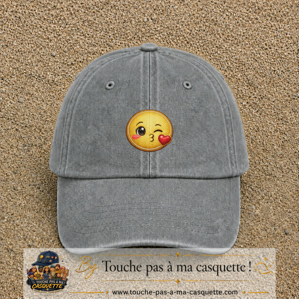Image principale produit10moyenGR - casquette Gris délavé avec visuel Emoji bisou cœur 5 cm