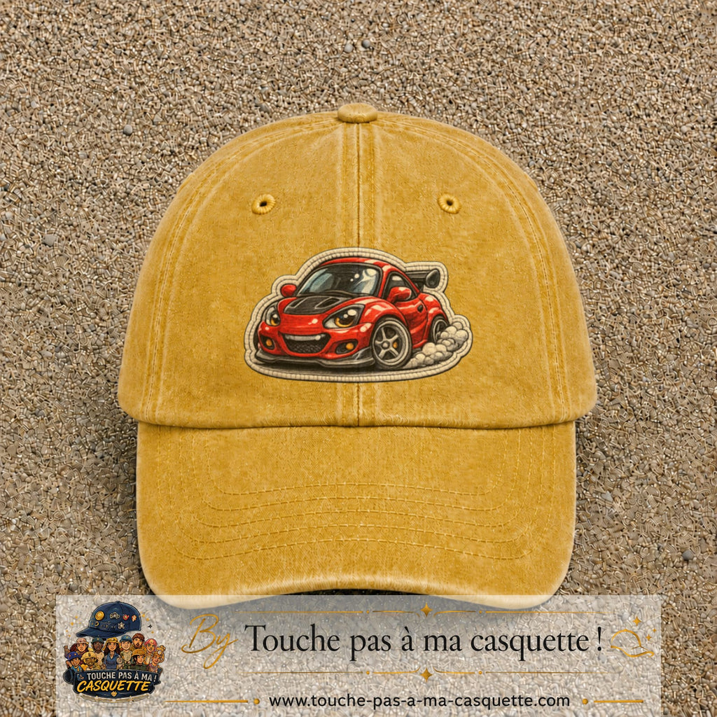 Image principale produit93grosJ - casquette Jaune délavé - Moutarde délavé avec visuel Voiture rouge 7 cm