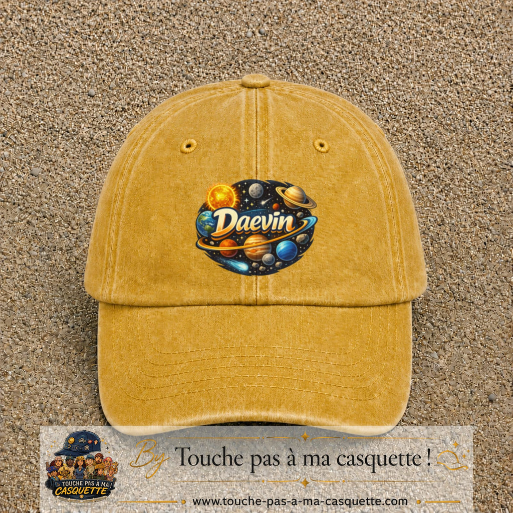 Casquette Jaune délavé - Moutarde délavé avec motif Prénom Daevin dans le système solaire en 7 cm – vue principale