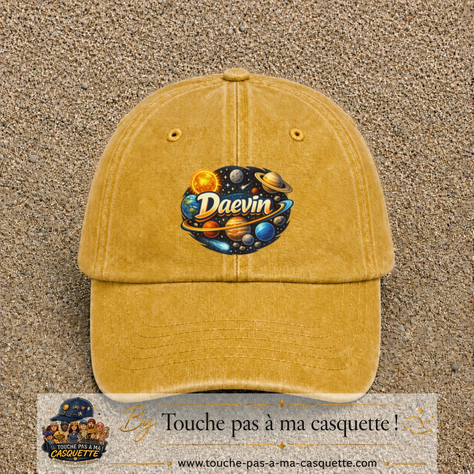Casquette Jaune délavé - Moutarde délavé avec motif Prénom Daevin dans le système solaire en 7 cm – vue principale