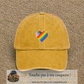 Image principale produit23moyenJ - casquette Jaune délavé - Moutarde délavé avec visuel Cœur arc-en-ciel 5 cm