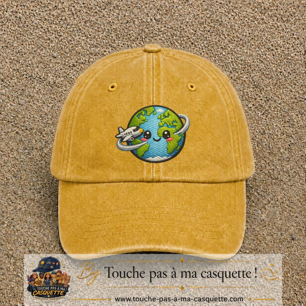Image principale produit115grosJ - casquette Jaune délavé - Moutarde délavé avec visuel Monde kawaii avion 7 cm