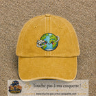 Image principale produit115grosJ - casquette Jaune délavé - Moutarde délavé avec visuel Monde kawaii avion 7 cm