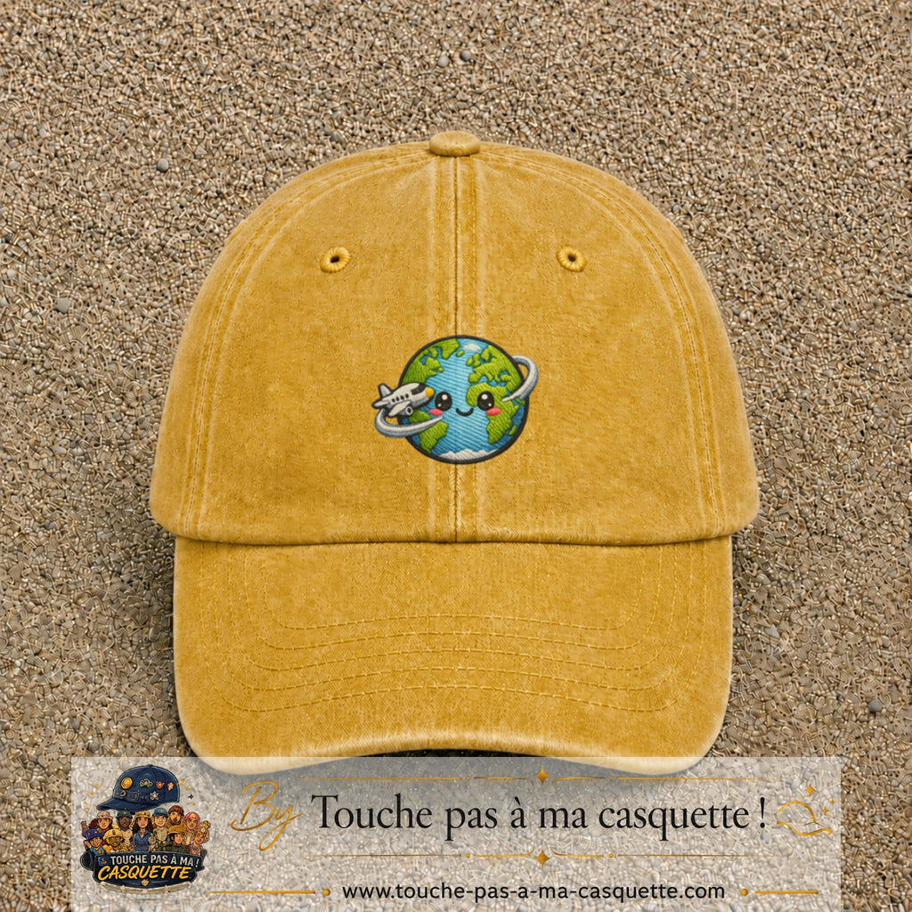 Image principale produit115moyenJ - casquette Jaune délavé - Moutarde délavé avec visuel Monde kawaii avion 5 cm