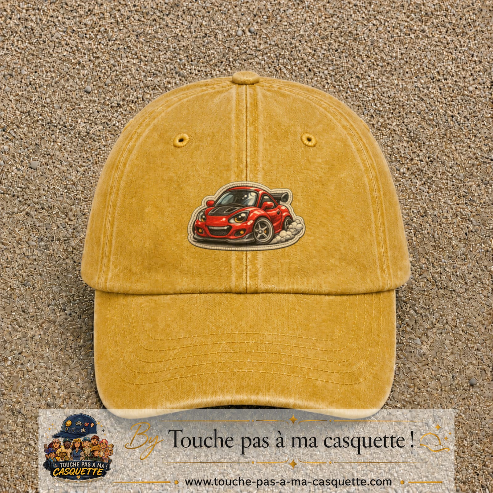 Image principale produit93moyenJ - casquette Jaune délavé - Moutarde délavé avec visuel Voiture rouge 5 cm