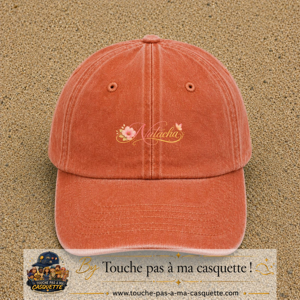 Casquette Orange délavé - Corail délavé avec motif Prénom Natacha fleuri en 3 cm – vue principale