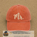 Image principale produit111grosOC - casquette Orange délavé - Corail délavé avec visuel Mr blanc 7 cm