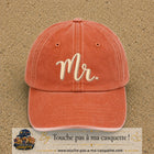 Image principale produit111grosOC - casquette Orange délavé - Corail délavé avec visuel Mr blanc 7 cm