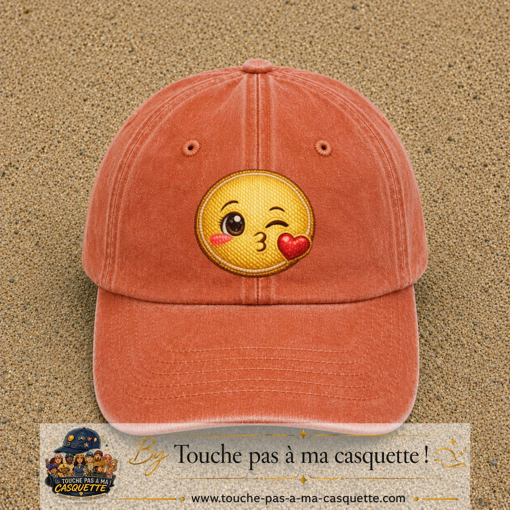 Image principale produit10grosOC - casquette Orange délavé - Corail délavé avec visuel Emoji bisou cœur 7 cm