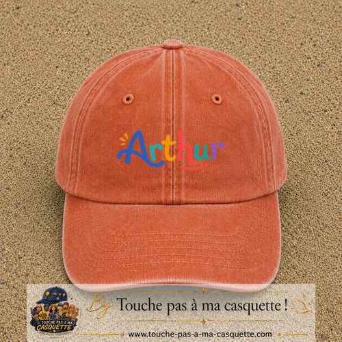 Casquette baseball Orange délavé - Corail délavé 100% coton avec visuel Prénom Arthur coloré 7 cm - image produit principale