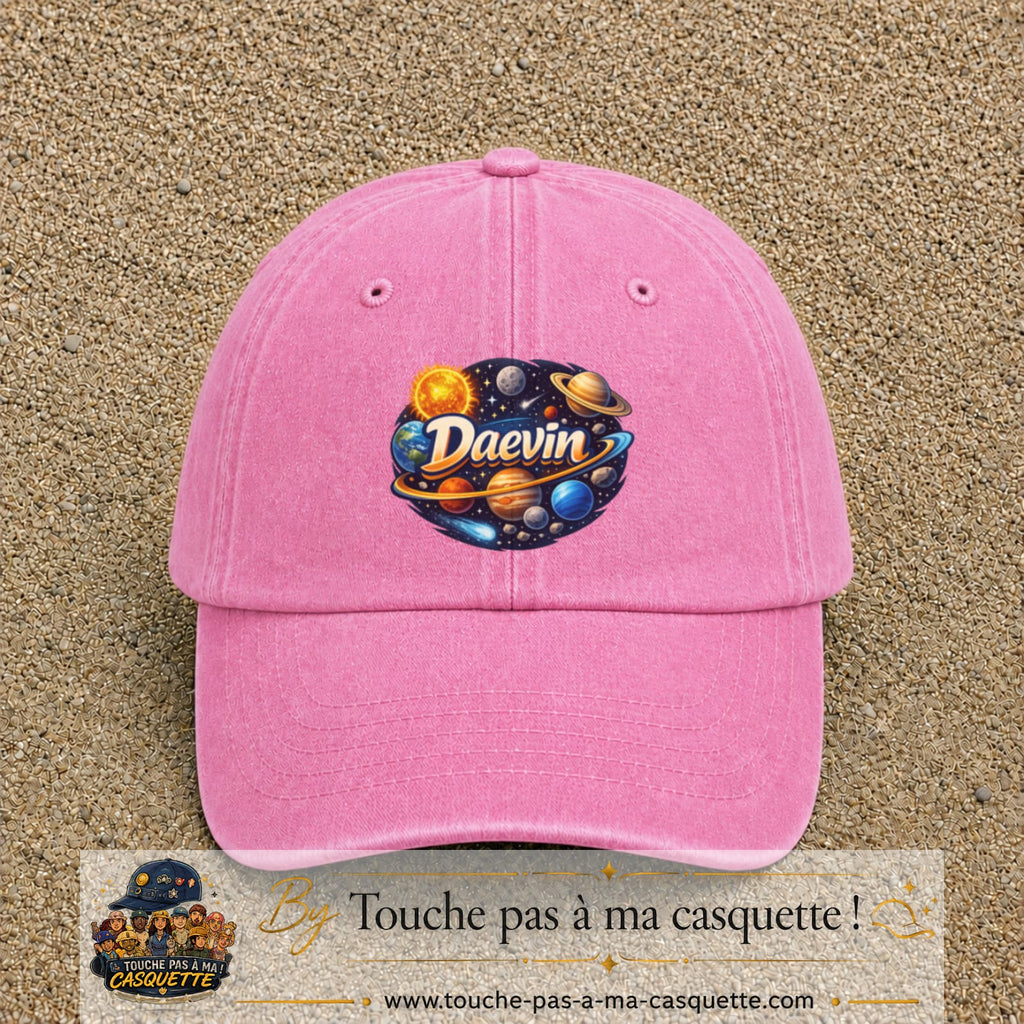 Casquette Rose délavé avec motif Prénom Daevin dans le système solaire en 7 cm – vue principale