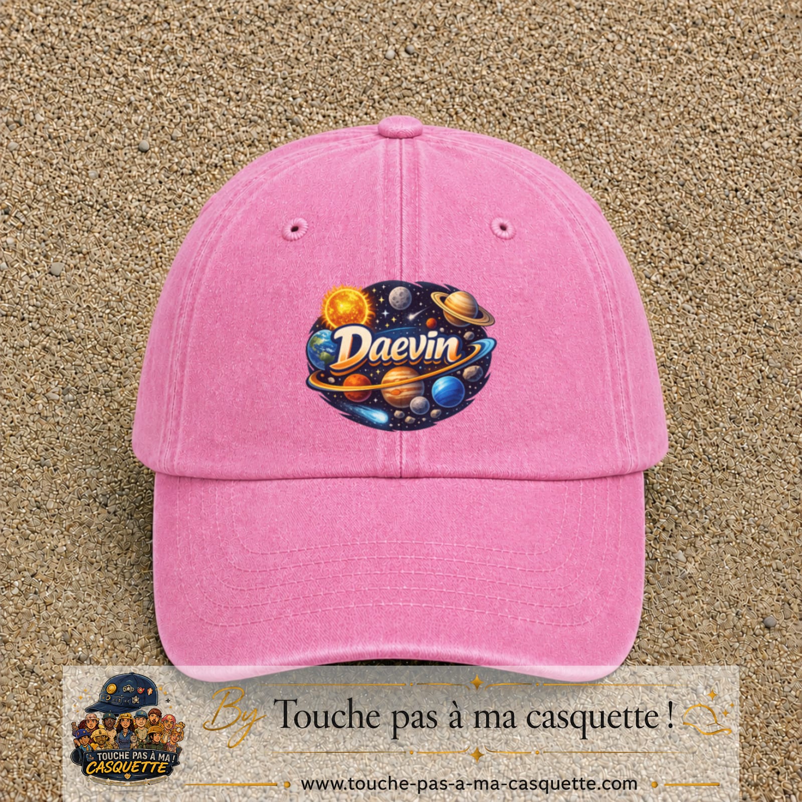 Casquette Rose délavé avec motif Prénom Daevin dans le système solaire en 7 cm – vue principale