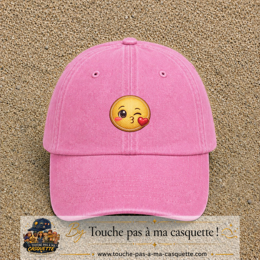 Image principale produit10moyenRS - casquette Rose délavé avec visuel Emoji bisou cœur 5 cm