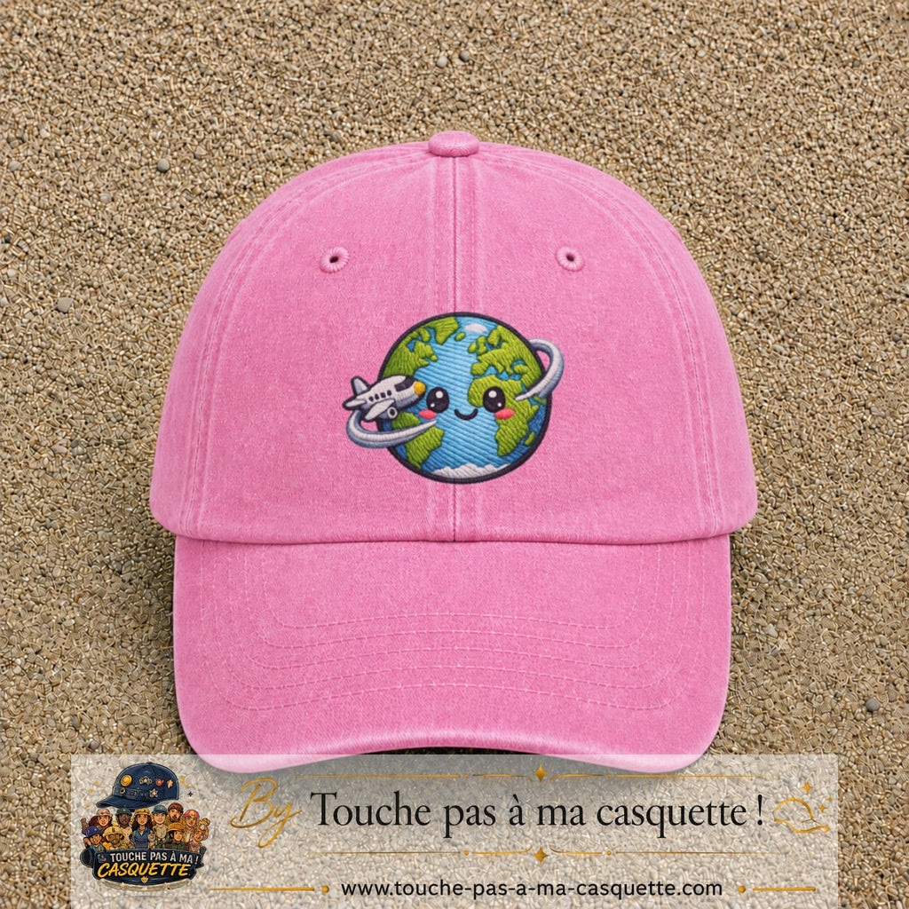 Casquette Rose délavé motif Globe voyageur avec avion 7 cm - vue principale