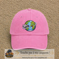 Casquette Rose délavé motif Globe voyageur avec avion 7 cm - vue principale